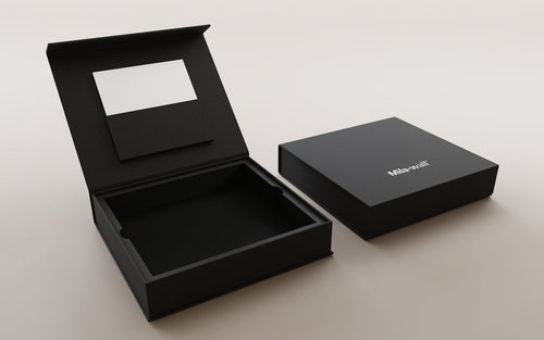 Verpackungen mit Strukturmaterial und Logoprägung: überraschend vielseitig.