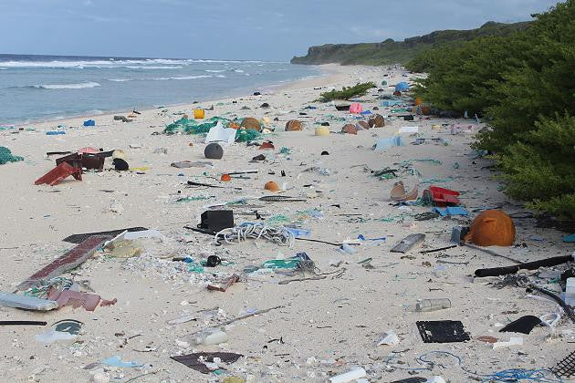 Unbewohnte Pazifik-Insel mit Plastikmüll übersäht.