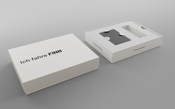  Weiße, bedruckte Box mit individuell angepasstem Kartoninlay.