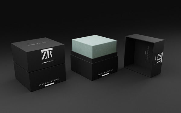 Schwarze Stülpbox mit eleganter weißer Prägung für eine hochwertige Verpackung.