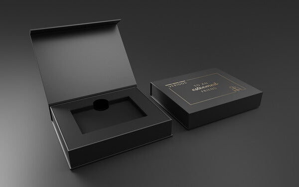 Schwarze Klappbox mit hochwertiger Logoprägung und passgenauem Inlay für eine Karte.