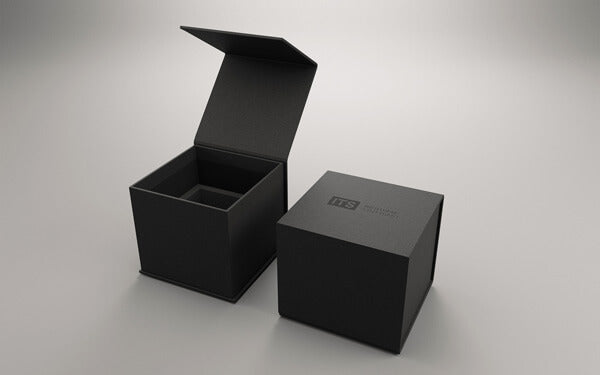 Schwarze Box mit edler Prägung und passgenauem Schauminlay für eine stilvolle Produktpräsentation.