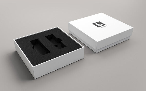 Weiße Box mit passgenauem Schauminlay und Logoprägung.