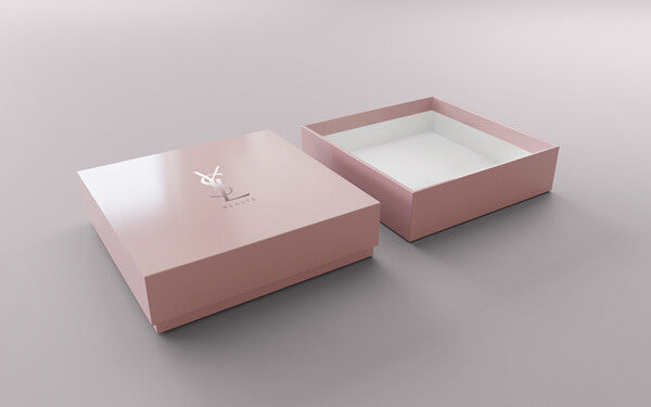 Edle Stülpbox mit silberner Logoprägung für eine hochwertige Produktverpackung.